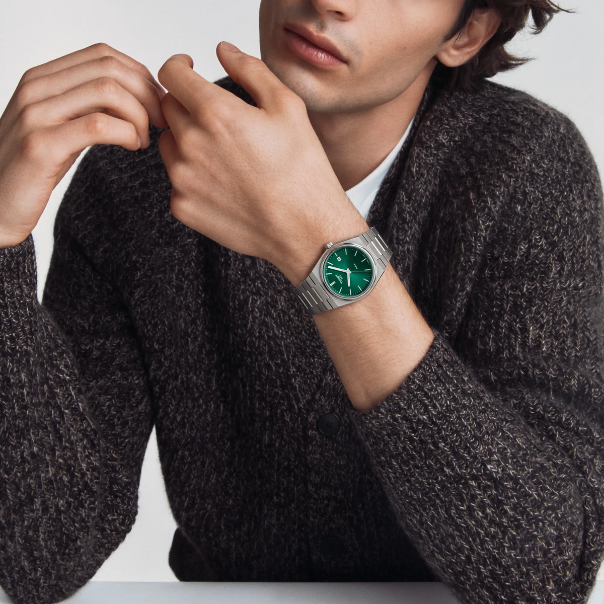Simulation of the watch Tissot PRX 40mm on a wrist