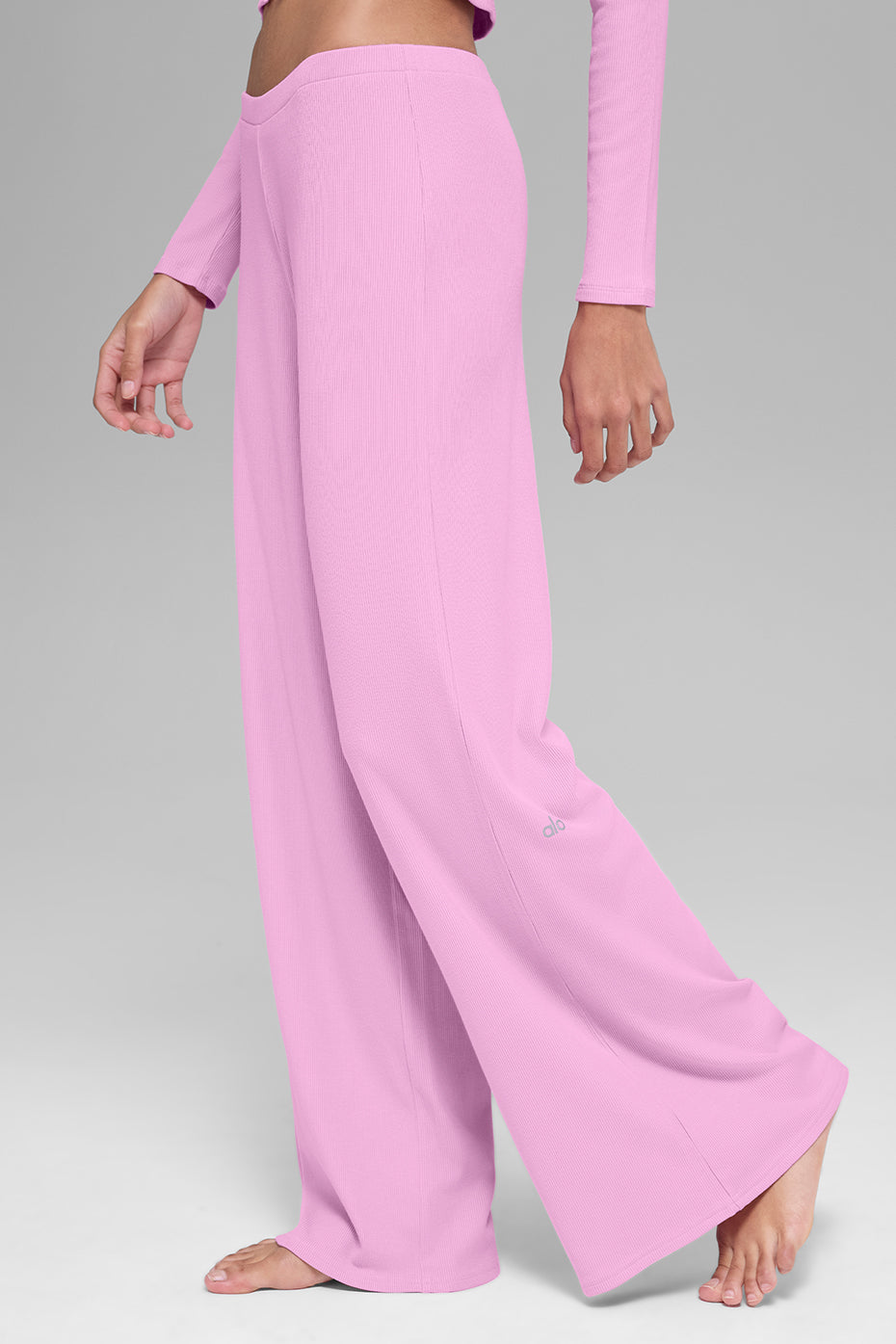 ALO Yoga Mid-Rise Dreamlight Straight Pant - Candy Heart Pink - 4