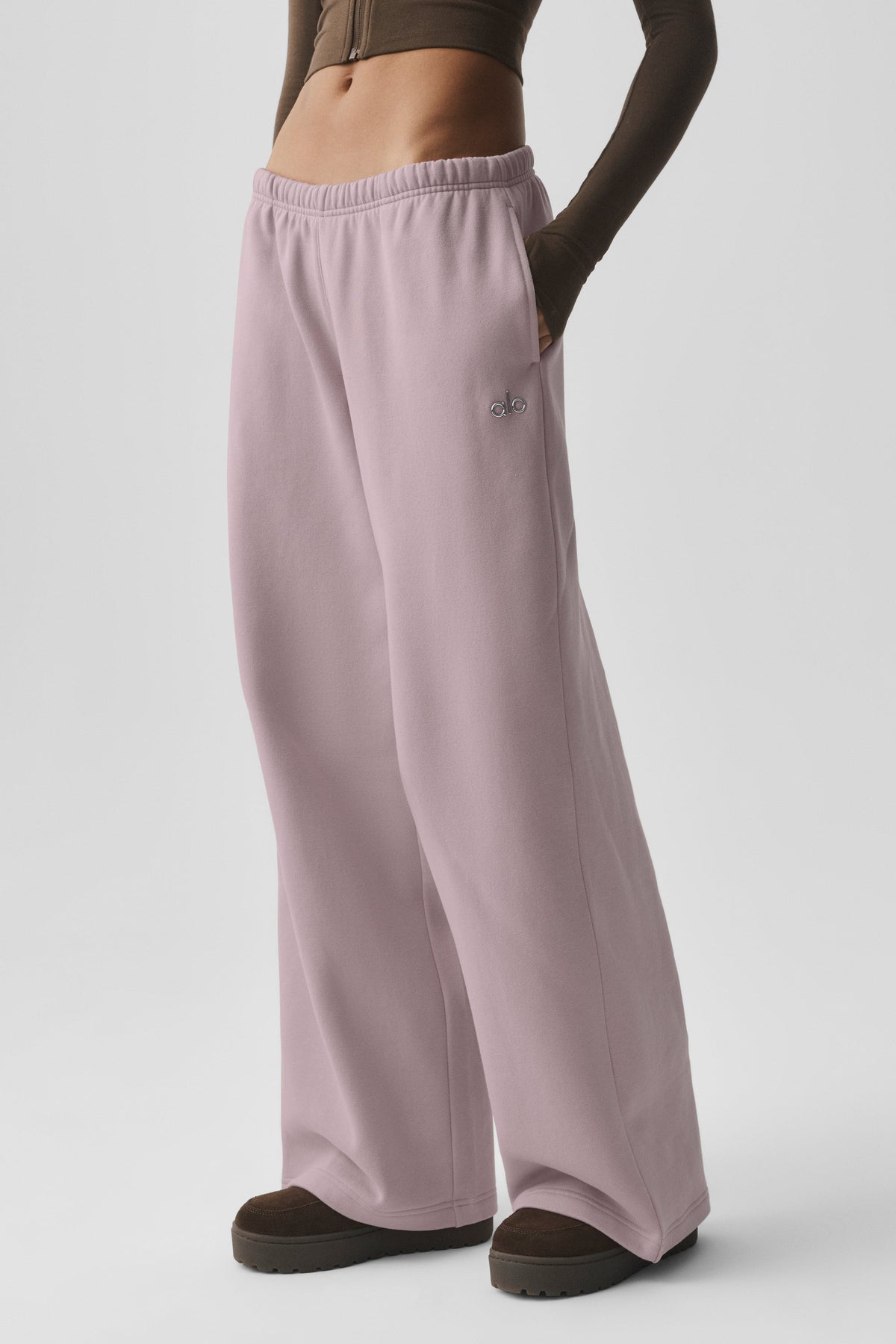 ALO Yoga Accolade Low-Rise Wide Leg Sweatpant - Frosted Pearl